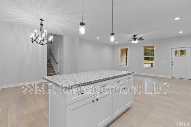 Building Photo - 5819 Hideaway Dr