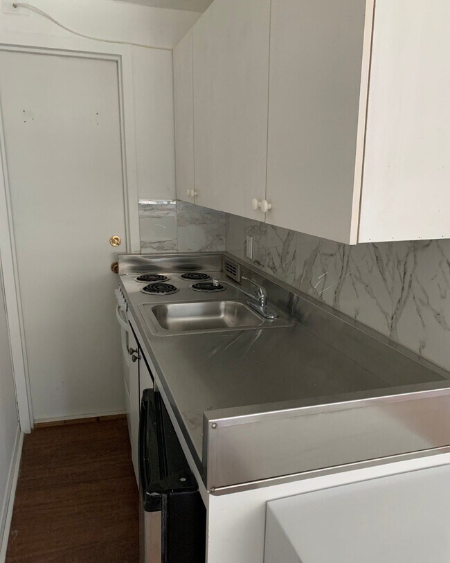 5148 SaintHubert St Unit 8, Montréal, QC H2J 2Y3 Apartments 5148