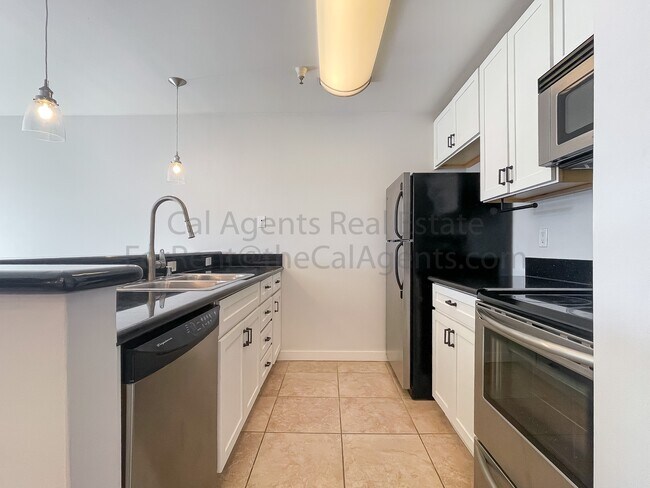 Foto del edificio - 6400 Christie Ave