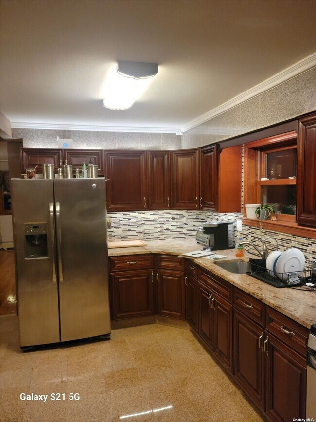 Foto del edificio - 76-25 58th Rd