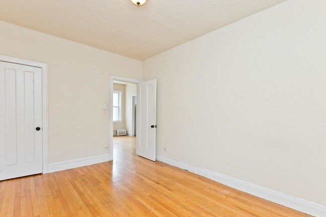 Foto del edificio - 2 bedroom in Chicago IL 60657
