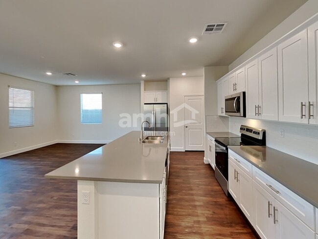 Foto del edificio - 556 Topiary Pk Ave