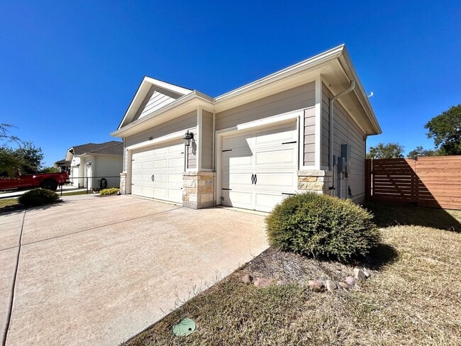 Foto del edificio - Spacious 3-Bed, 2-Bath Home with 2-Car Gar...