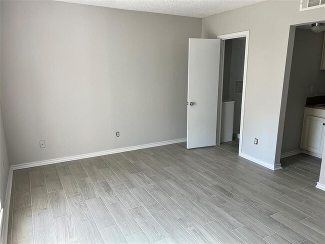 Building Photo - 9711 Linkmeadow Ln