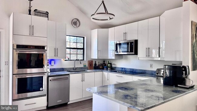 Building Photo - 7011 Fox Chase Rd