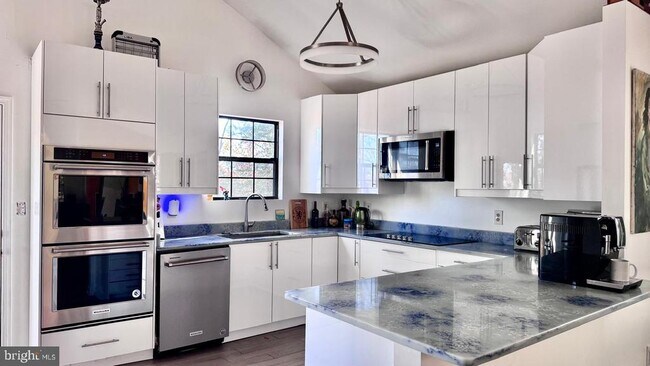 Foto del edificio - 7011 Fox Chase Rd