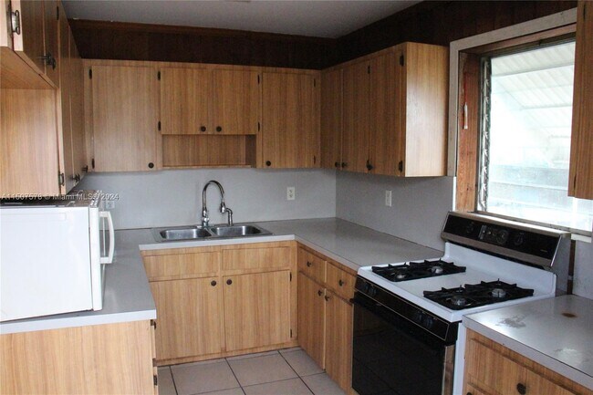 Building Photo - 26000 SW 183rd Ct
