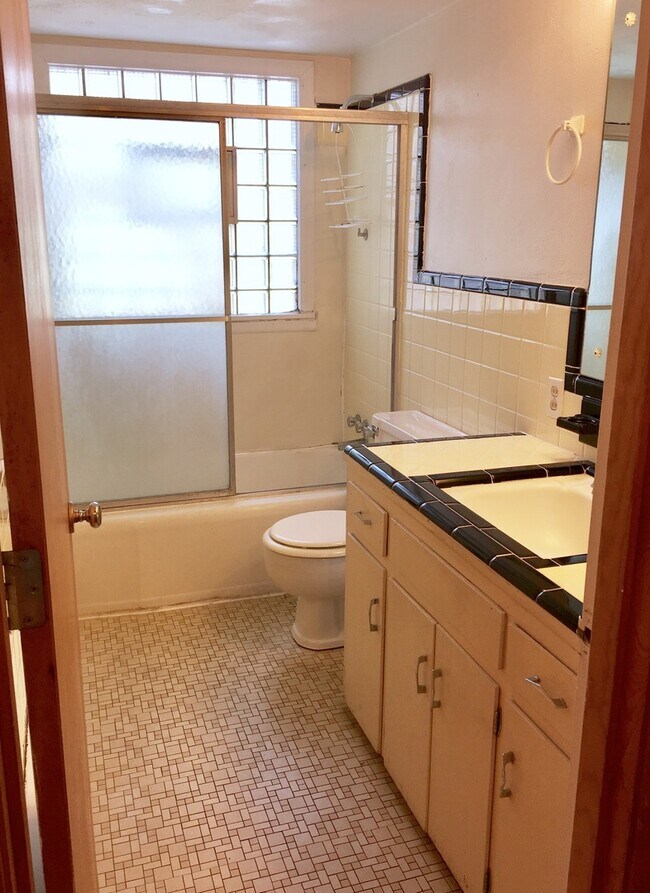 Building Photo - 2 Bedroom Apartment Right off East Univers...