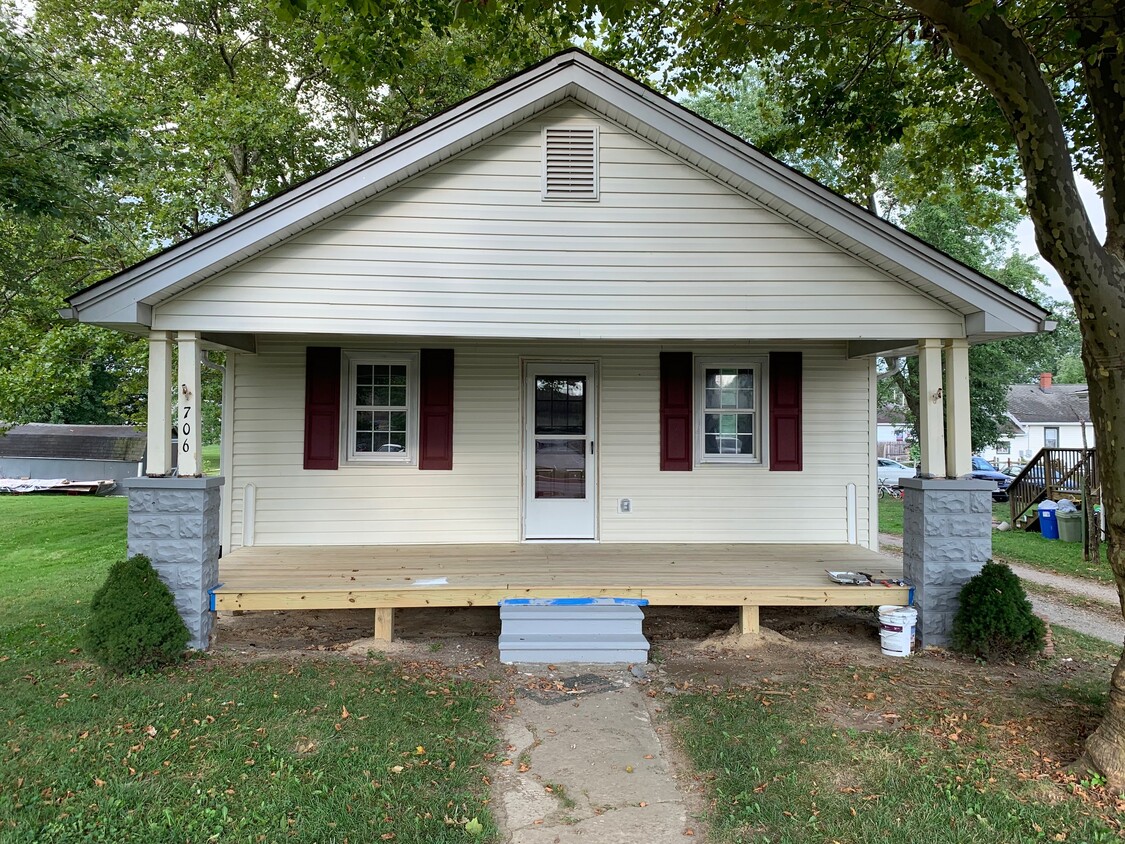 Front Porch - 706 N Bridge St