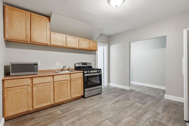 Building Photo - Updated 2-Bed 1-Bath Unit - Available Now!