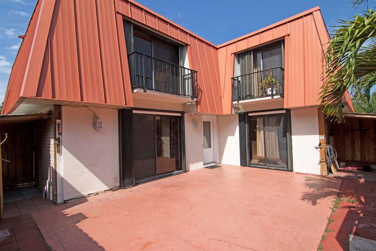 Building Photo - 3201 Gardens E Dr