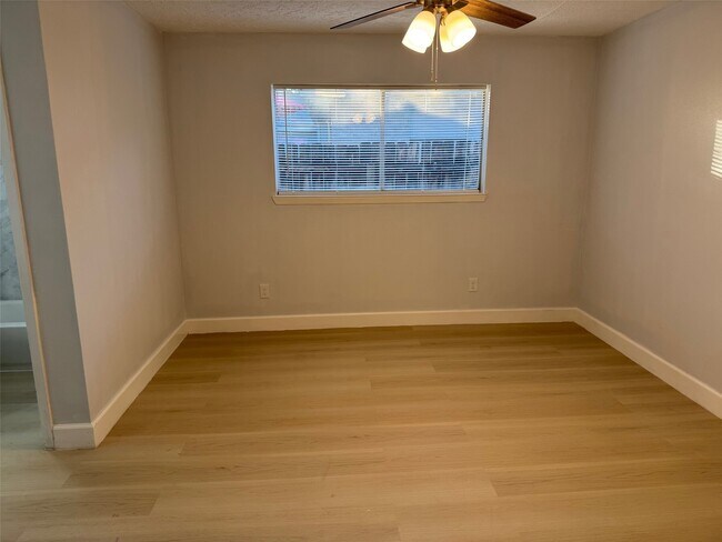 Foto del edificio - 5222 Moonshadows Dr