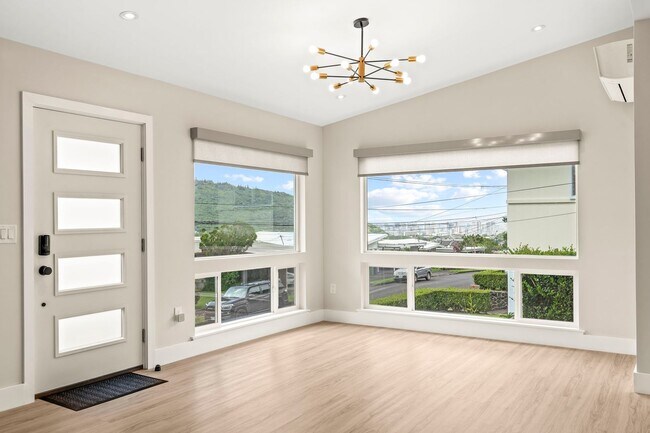 Building Photo - Manoa Valley, 4 bedroom, 3 bath, Fully Ren...