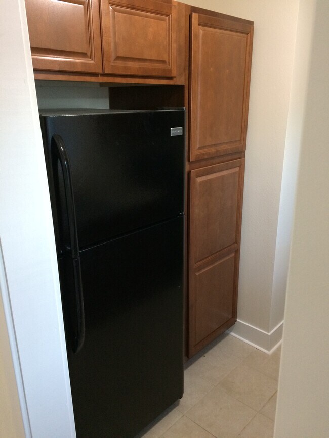 kitchen - fridge - 323 W 4th St