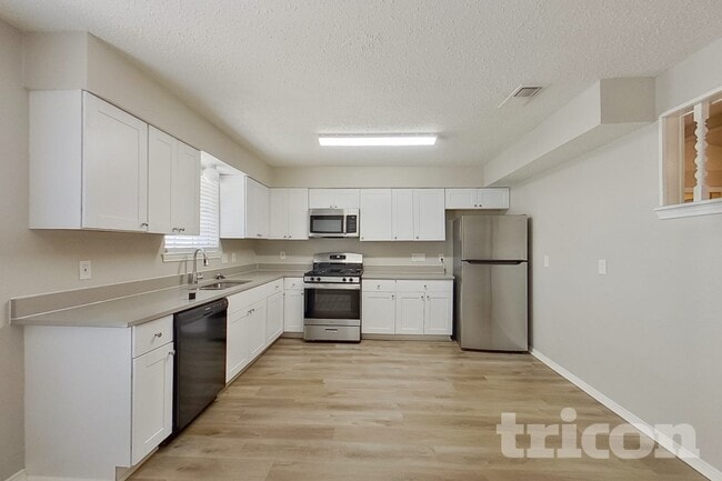 Foto del edificio - 545 Sharp Dr