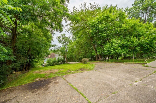 Building Photo - AVAILABLE AUGUST 1ST!! DON'T MISS THIS 3 B...