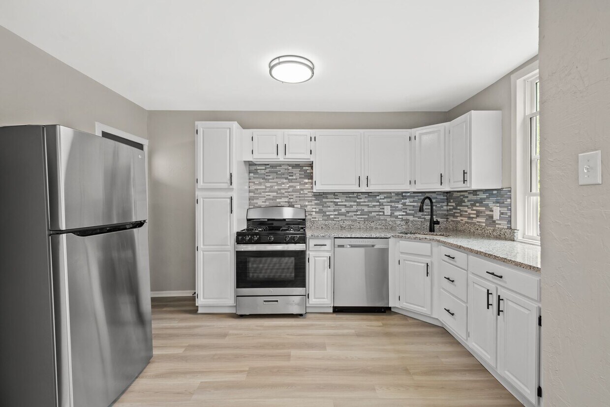 Primary Photo - Stunning 2 bedroom home in Carrick availab...
