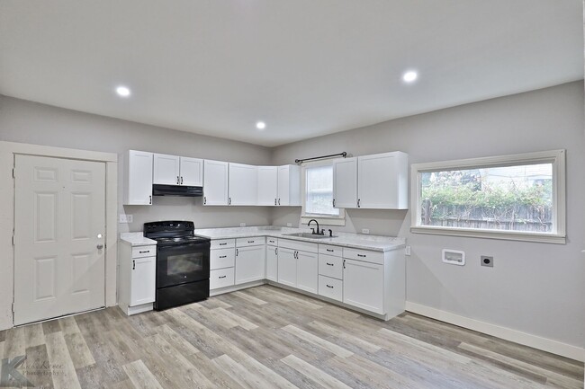 Foto del edificio - 2 bed 1 bath; AVAILABLE NOW!