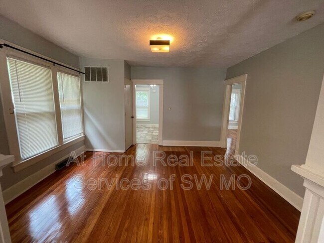 Foto del edificio - 1643 E Belmont St