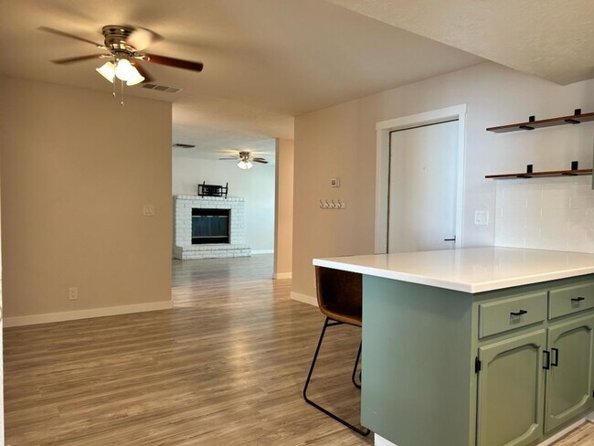 Building Photo - Please contact Vaughn Realty to set up an ...