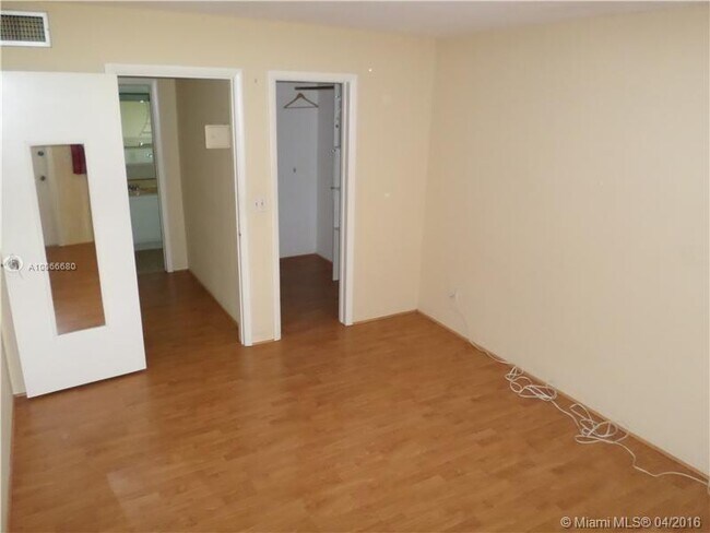 Building Photo - 900 Tallwood Ave