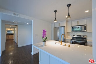 Building Photo - 10535 Wilshire Blvd