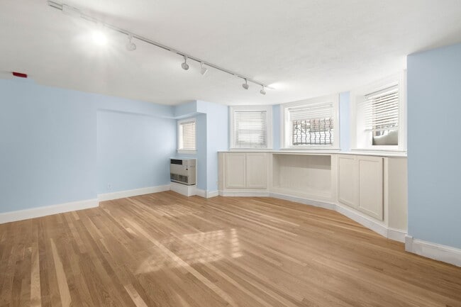 Building Photo - 242 Beacon St