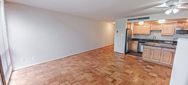 Foto del edificio - Cozy 1 Bed 1 Bath Unit With Gorgeous Views In Historic Lake Anne Of Reston