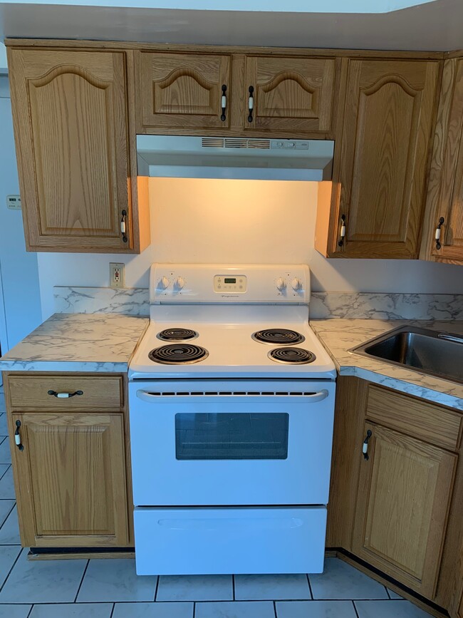 Electric range - 874 Seamans Neck Rd