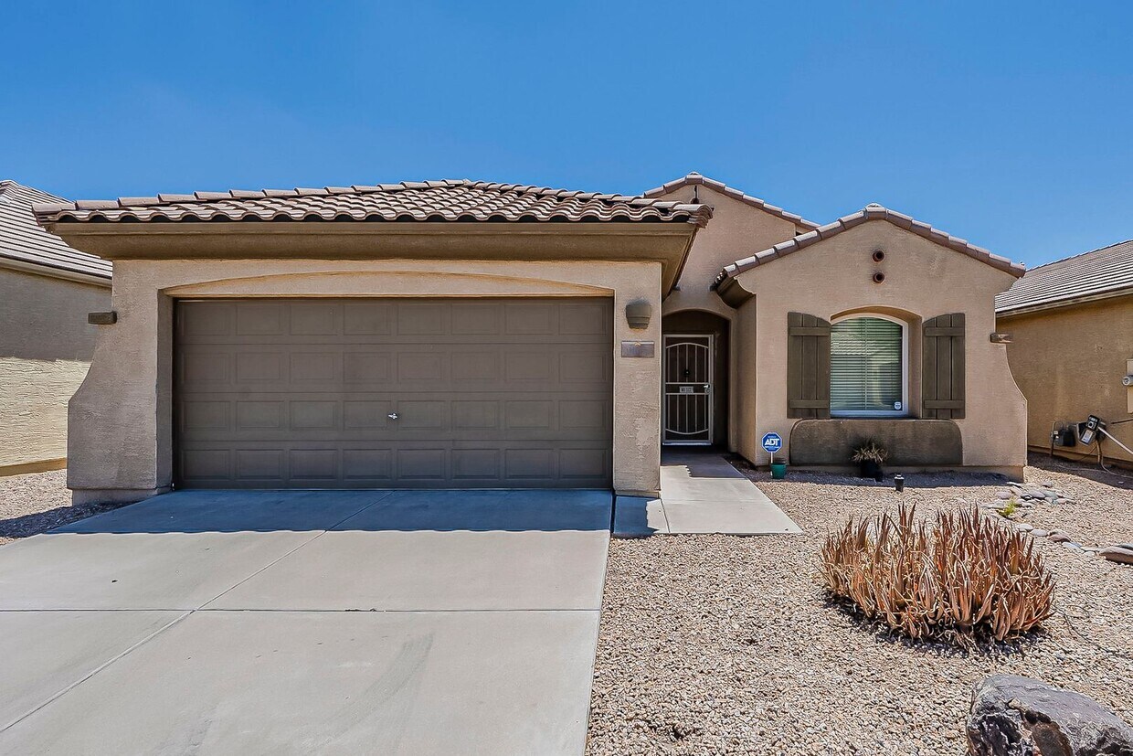 Foto principal - 3 Bed 2 Bath - New Kitchen Appliances\Carp...