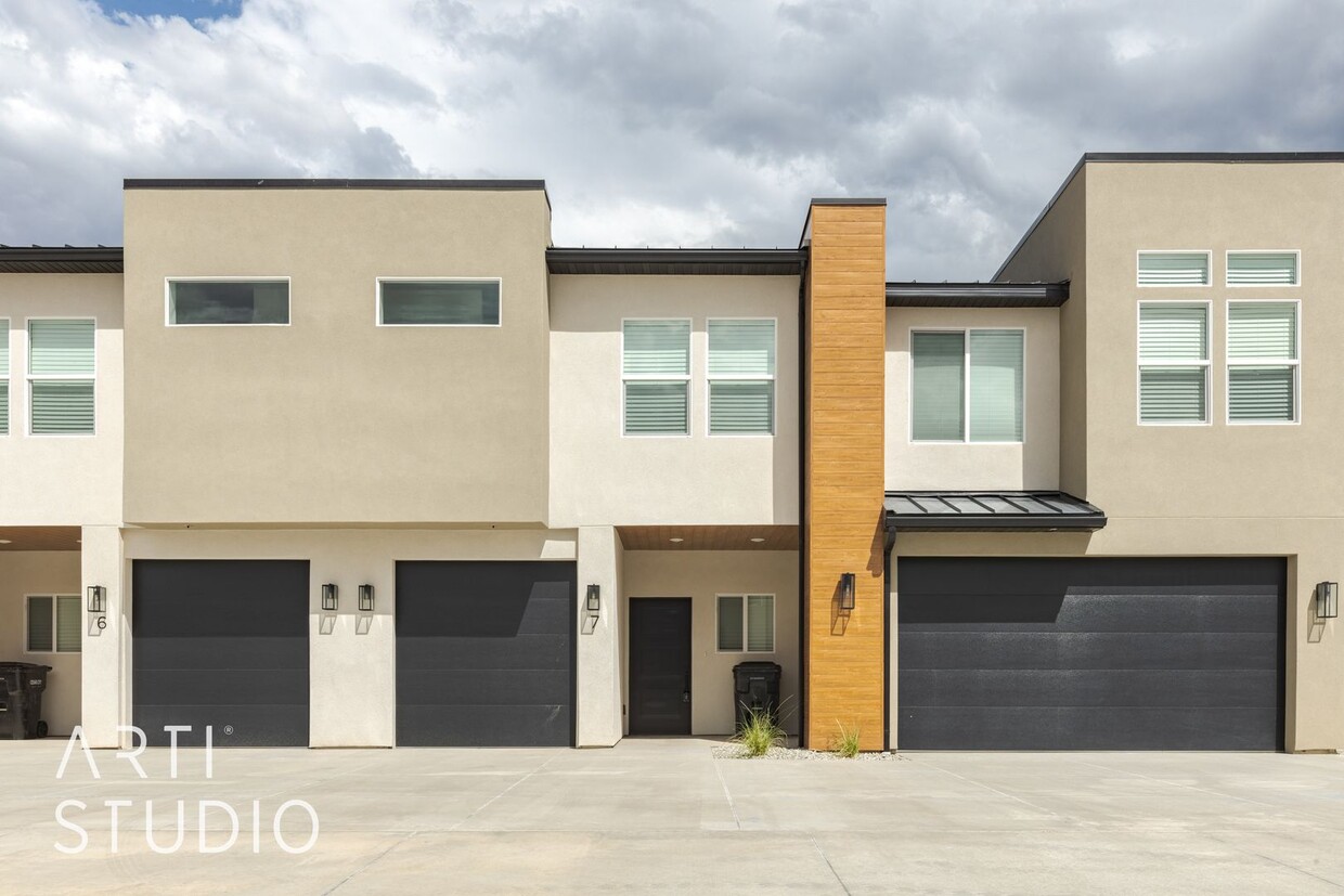 Foto principal - New Canyon Crest 3 Bedroom, 2.5 Bathroom T...