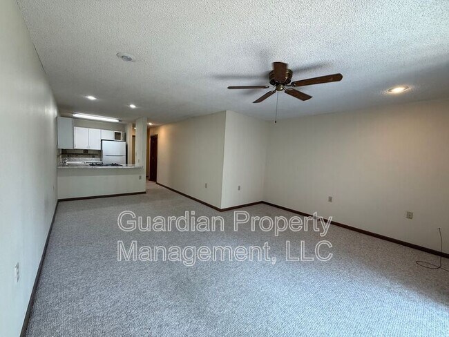 Foto del edificio - 1645 N Country Club Rd