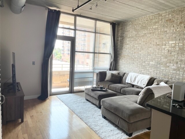 Building Photo - 10 S Dunton Ave