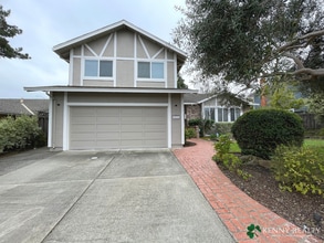 Building Photo - 2539 Sherborne Dr