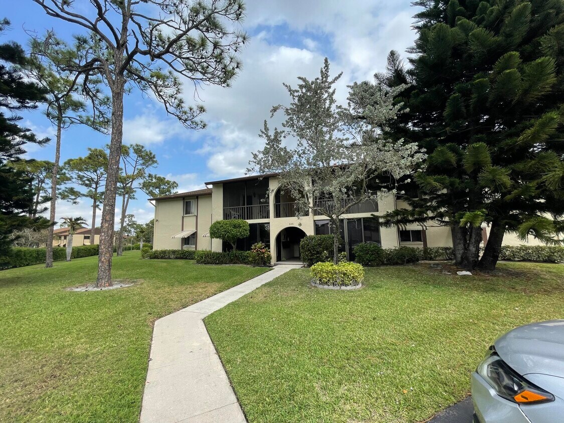 335 Knotty Pine Cir Unit D2, Greenacres, FL 33463 Condo for Rent in Greenacres, FL
