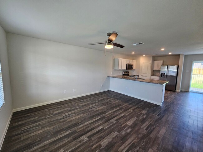 Building Photo - Newer construction... Ready for immediate ...