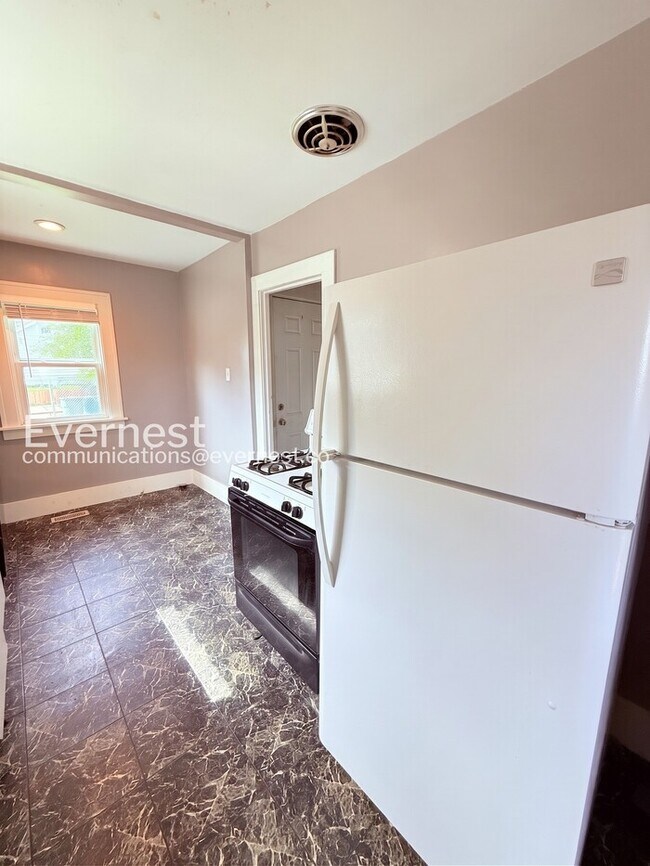 Building Photo - PROMO: Get your first full month’s rent FREE!/3 Bed/1 Bath Home / Vouchers Accepted / Available Now!