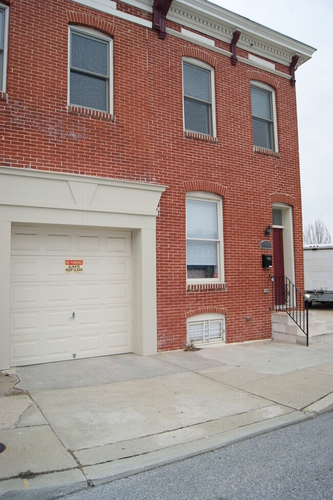 Foto del edificio - 3BR/1.5BA Beautiful Townhome in East Monum...