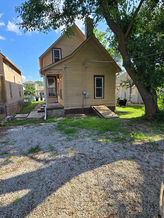 Foto del edificio - Charming 3-Bedroom Home Near Downtown – Av...