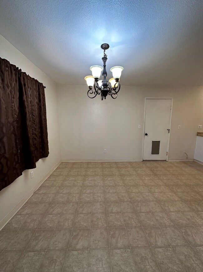 Foto del edificio - Cute well maintained home, convenient Anderson location