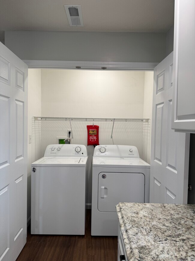 Foto del edificio - 139 School Side Dr