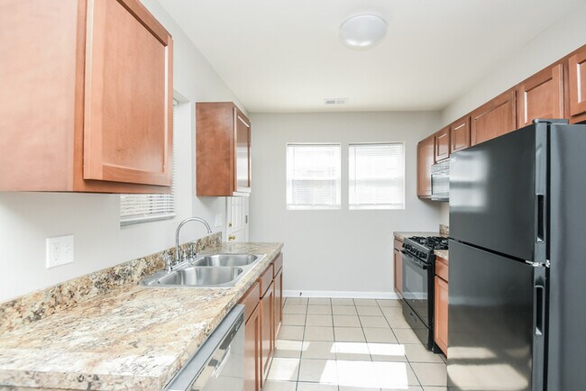 Building Photo - Freshly painted 4BR 2BA townhome