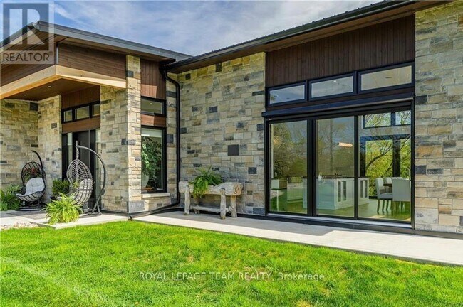 Building Photo - 8 Headlands Way