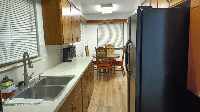 Building Photo - 557 Laker Wy
