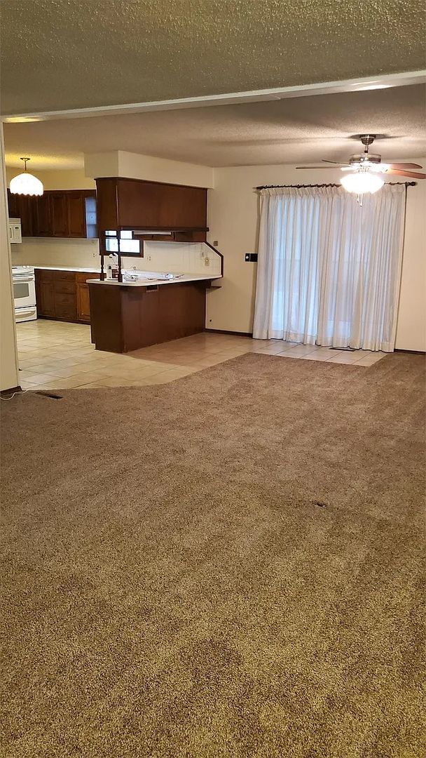 Building Photo - 3 Bedroom, 2 Bathroom Close To Everything!