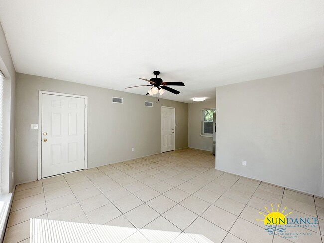 Foto del edificio - Lovely 3 Bedroom Home Centrally located in...