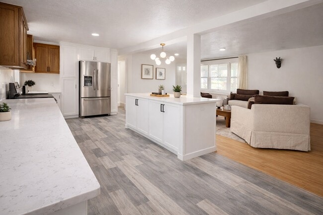 Foto del edificio - 553 W Center St