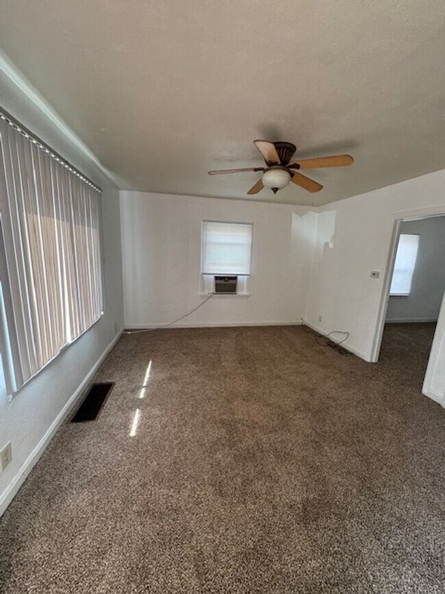Building Photo - Centrally Located - 3 Bedroom/1.5 Bath Hou...