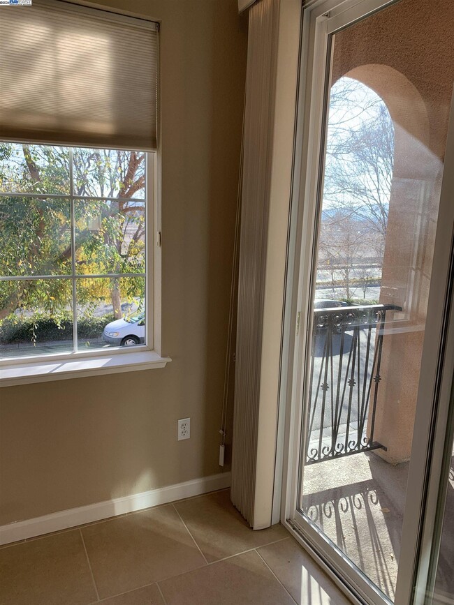 Building Photo - 574 Dovecote Ln