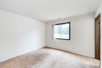 Building Photo - Colonial Village